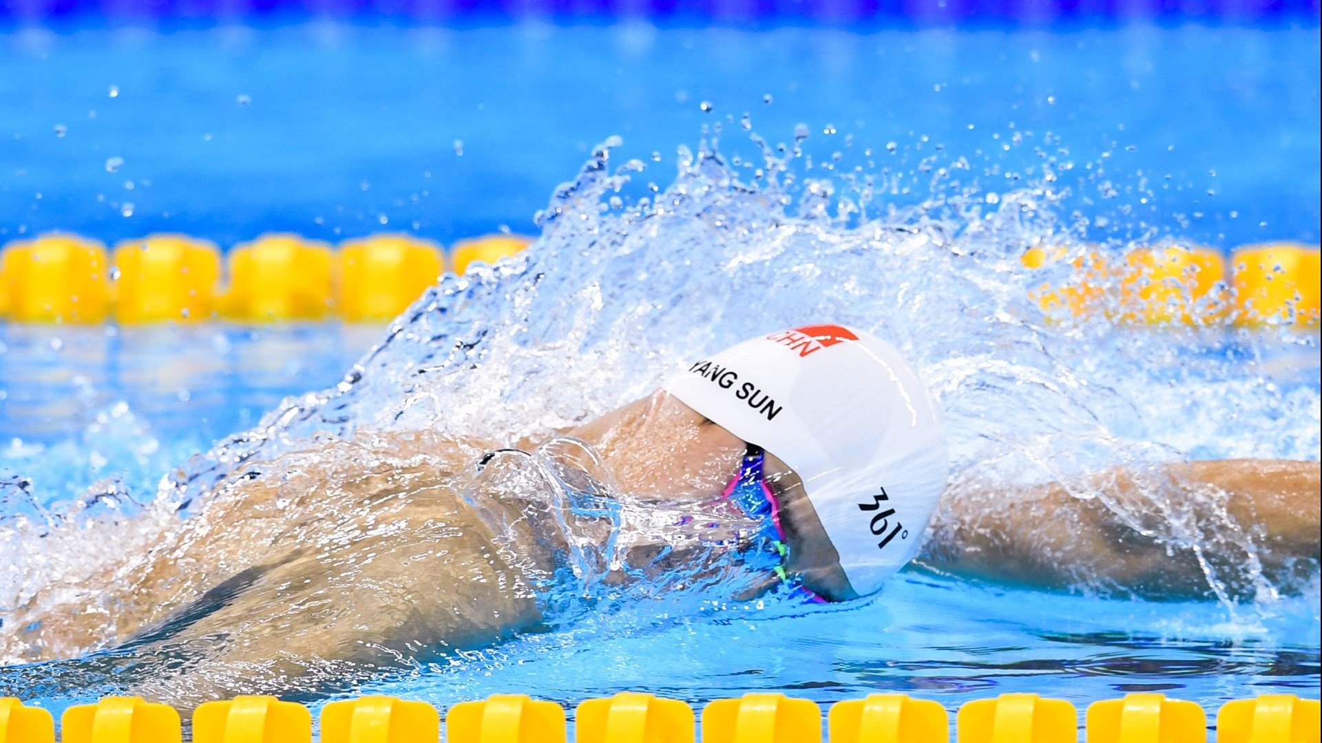 绿茵场上的险胜与球台边的火焰，日本队绝境逢生，梁靖崑状态如日中天