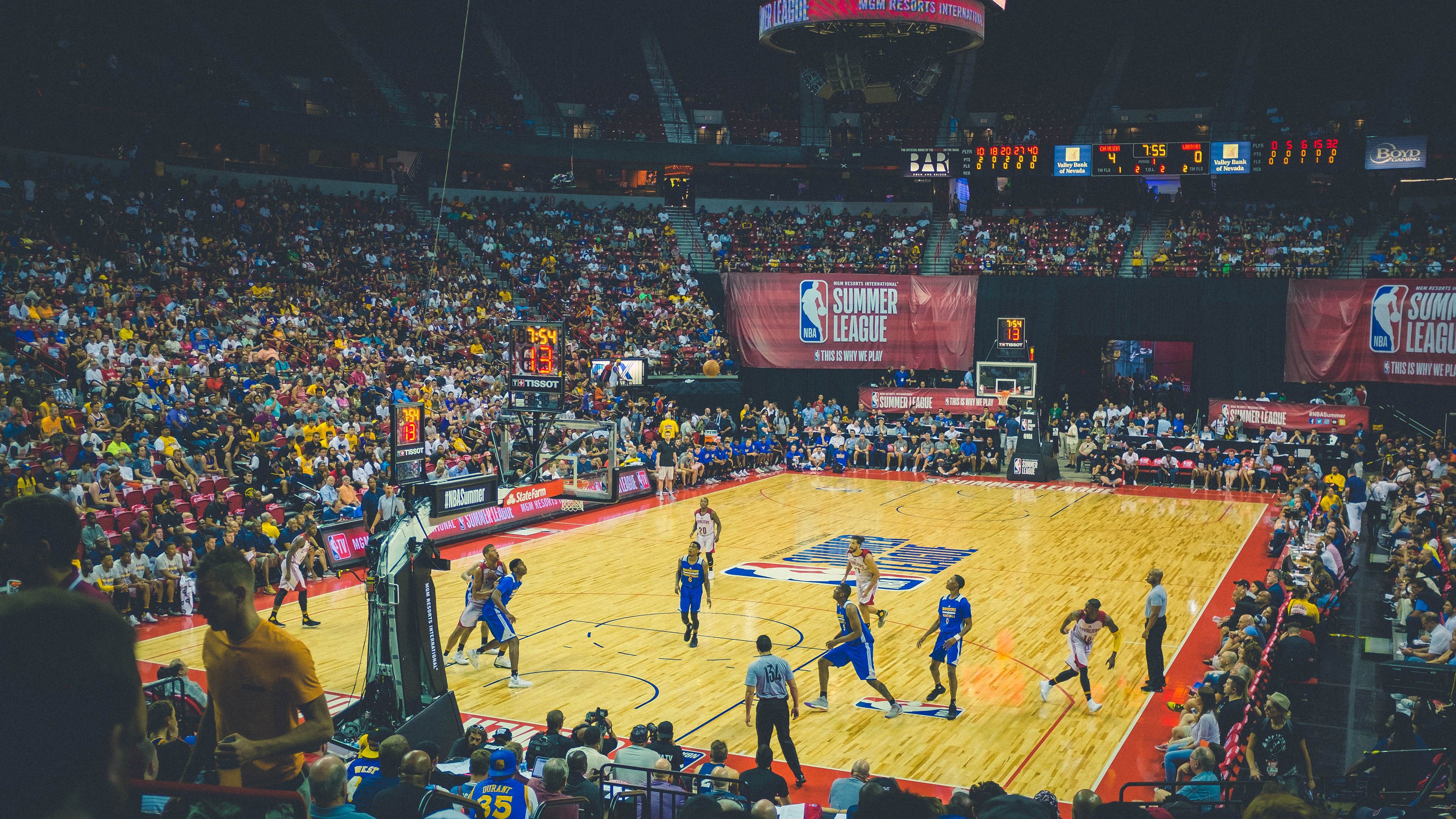 独行侠精神，王哲林关键制胜，上海男篮力克山东的启示